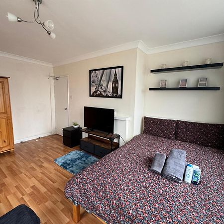 Huge And Affordable 3 Bedroom Flat In Hammersmith For 7 People With Welcome Breakfast Londres Exterior foto